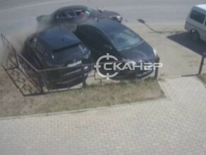В Благовещенске припаркованный кроссовер пострадал от пролетевшей мимо машины видео 