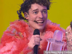 Победитель Евровидения швейцарец Немо разбил хрустальный микрофон об сцену