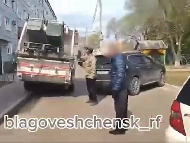 В мусорных войнах в Благовещенске водители мусоровозов  проигрывают автохамам видео