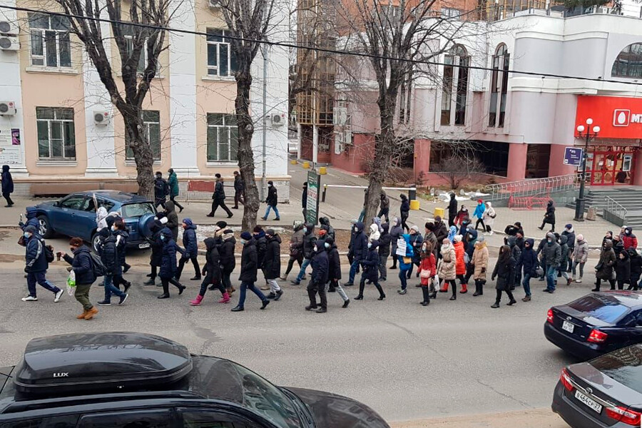 Давит хабаровск. Протесты в Хабаровске. Митинг Хабаровск первый день. Пикеты за Фургала полиция.