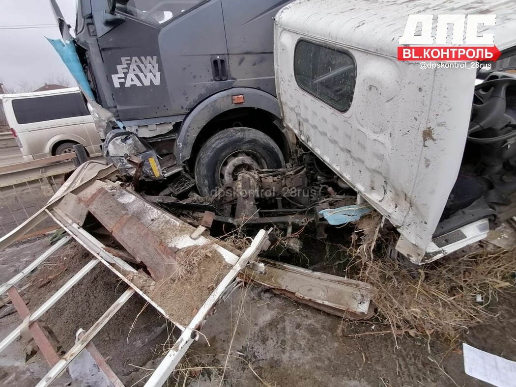 Отказали тормоза: в селе Чигири грузовик протаранил несколько машин (фото,  видео) ▸ Amur.Life