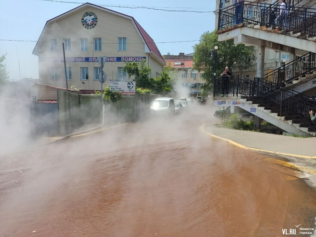 Более 23 тысяч жителей Владивостока остались без воды. Район города заливает  рыжий кипяток, машины тонут | 07.06.2023 | Благовещенск - БезФормата