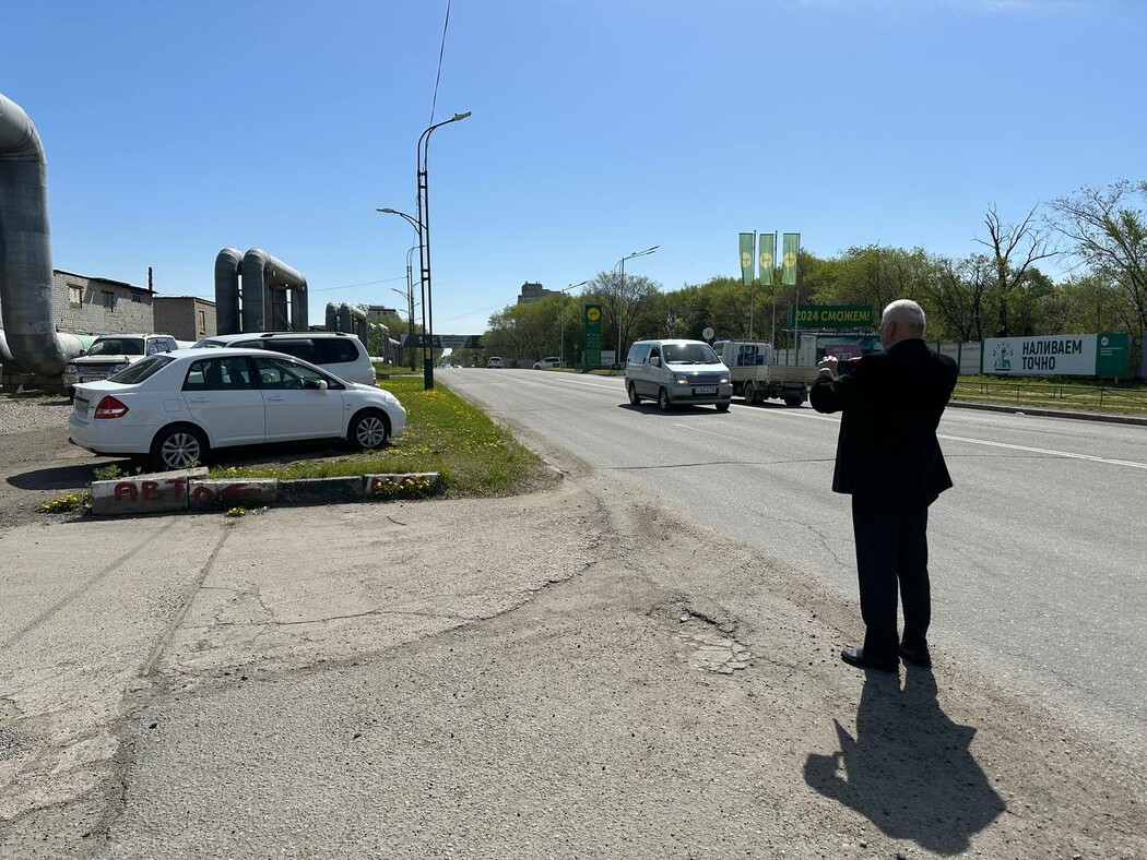 В Благовещенске после многочисленных жалоб начали штрафовать автохамов,  паркующихся на газонах и детских площадках ▸ Amur.Life