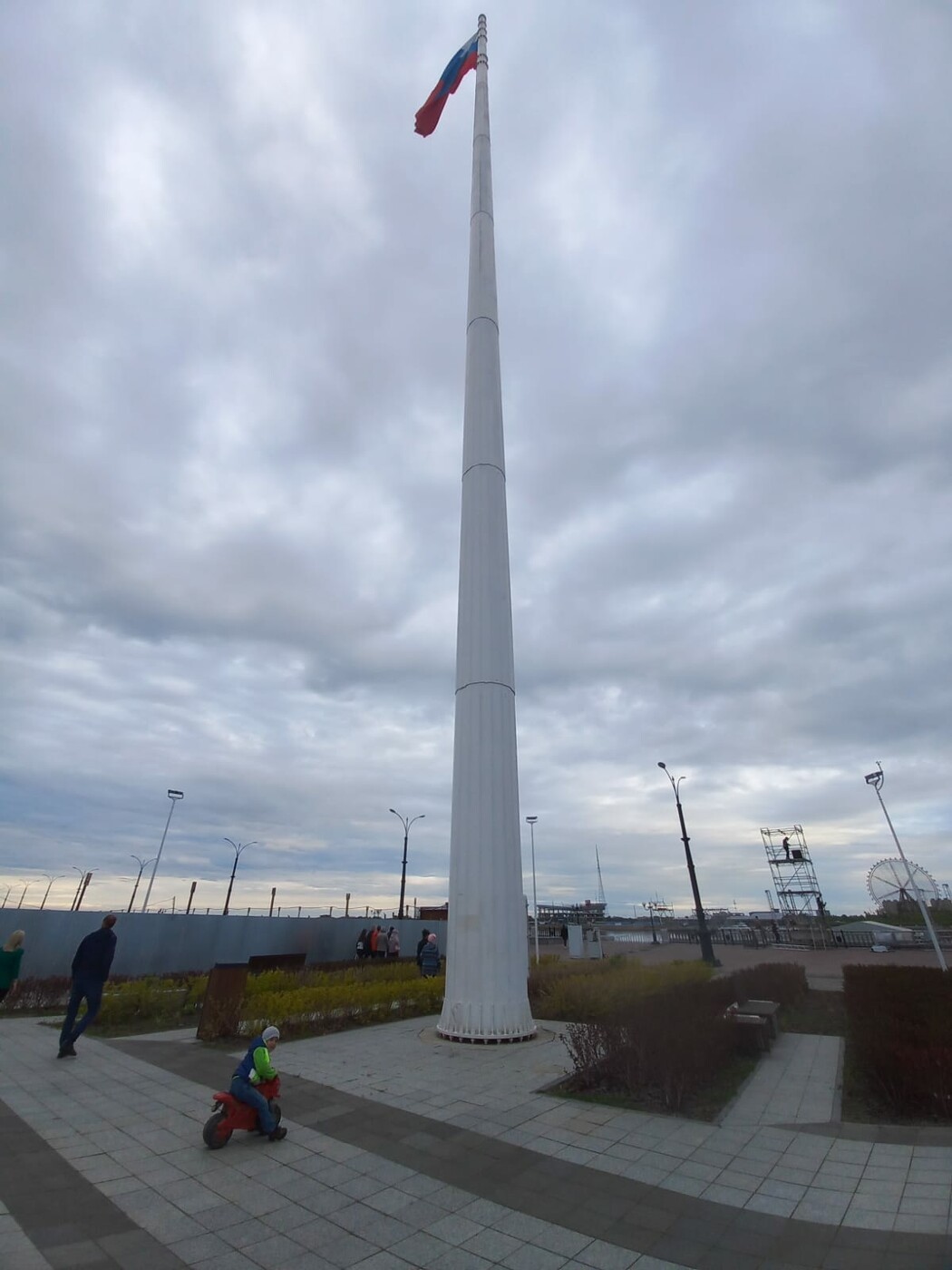 В Благовещенске со стороны обновленной площади Ленина открыли проход к  гигантскому флагштоку на набережной (фото) ▸ Amur.Life