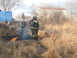 Вечером в Благовещенске пал вплотную подошел к домам видео