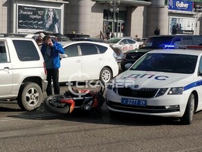 В центре города мотоциклист въехал в автомобиль уходя от погони ДПС фото видео