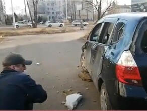 В Биробиджане на людей упала часть стены многоквартирного дома видео