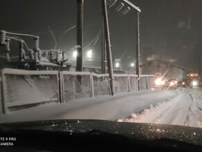 Север Амурской области завалило снегом а в центральных районах ветер ломает заборы и остановки видео