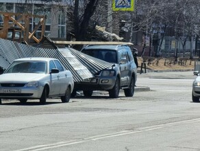 В Благовещенске возле строящегося торгового центра на машины упала крыша временного тротуара