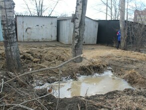 В микрорайоне Благовещенска не могут устранить порыв воды изза незаконно установленных гаражей 