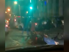 Возле кафе в Благовещенске произошла массовая драка видео