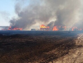 В Амурской области ликвидируют крупный пожар в селе Горят жилые дома Фото