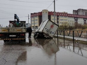 В Благовещенске возле столовой грузовик провалился в большую яму