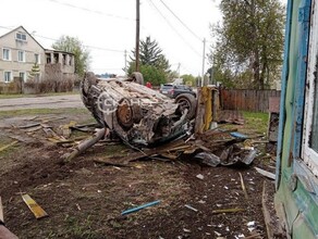 Серьезное ДТП с пострадавшими рано утром в селе Мазановского района иномарка перевернулась и снесла забор дома фото