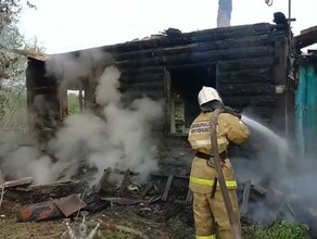 Мужчину обнаружили у окна В пожаре в Амурской области погиб человек видео