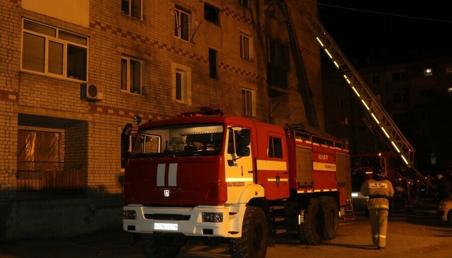 В Благовещенске при пожаре в многоэтажке спасли 10 человек 