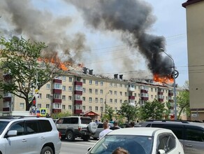 Жилой дом горит открытым пламенем в центре ЮжноСахалинска фото видео