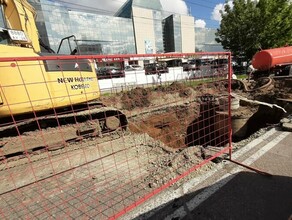 В Благовещенске аварийная служба раскопала провал в дороге возле ТЦ Небесный Хуафу 