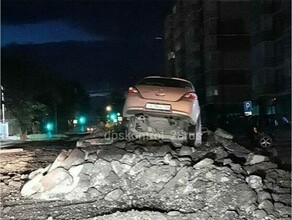 Появилось видео как в Благовещенске автомобиль провалился в перекоп