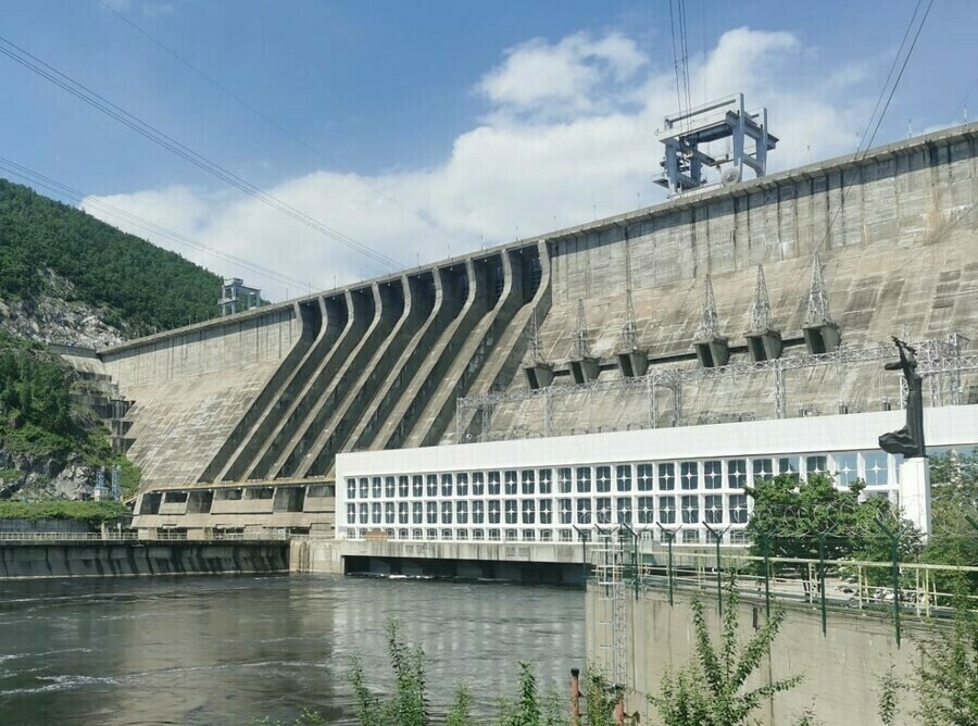 До открытия водосливной части Зейской ГЭС осталось чуть более метра