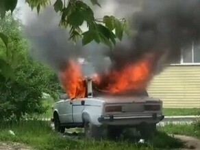 В микрорайоне Благовещенска неизвестные средь бела дня сожгли Жигули