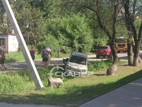 Девушка слетела с дороги в центре Благовещенска фото