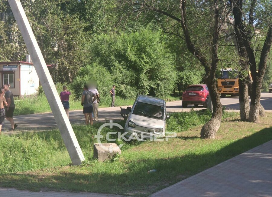 Появилось видео ДТП в котором автомобиль слетел с дороги в центре Благовещенска