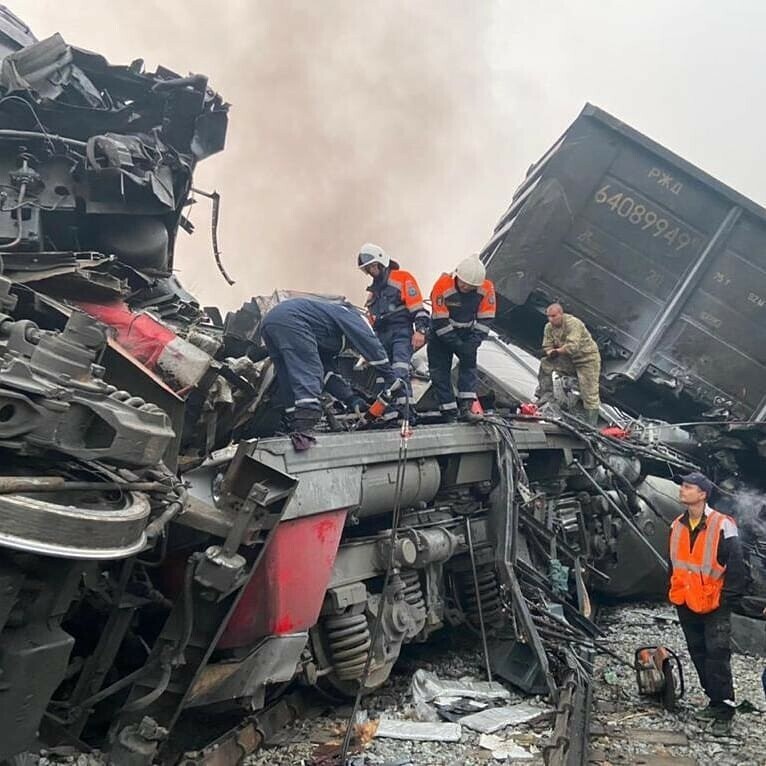 В Амурской области спасатели извлекли погибших из покореженных поездов