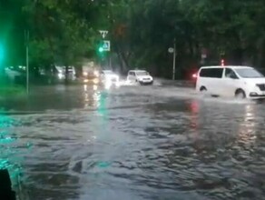 Благовещенск накрыл тропический ливень Многие улицы оказались под водой фото видео