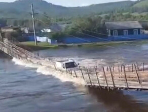 В Забайкальском крае автомобиль рухнул в воду когда ехал по пешеходному мосту видео