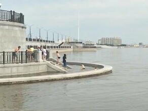 В Благовещенске вновь резко поднимаются уровни Амура и Зеи На затопленной набережной купаются дети видео