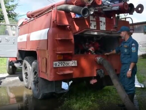 Пожарные и спасатели продолжают эвакуировать людей и строить дамбы в Амурской области