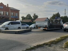 В Благовещенске на машину упала многотонная плита с проезжавшего мимо грузовика фото видео