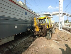 Соцсети в Приамурье поезд протаранил трактор фото видео