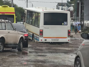 В Благовещенске в яме застрял автобус 