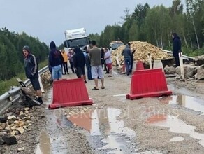 На федеральной трассе в Амурской области где разрушилась часть дороги частично восстановлено движение