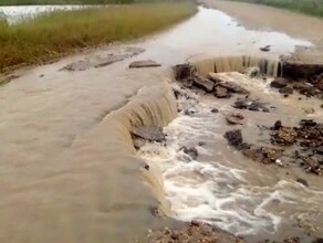 Машины проезжают с трудом В Приамурье между двумя селами размыло дорогу видео