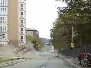 В ЮжноСахалинске на дорогу рухнула стена дома видео