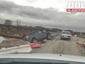 Водитель на трассе Благовещенск  Гомелевка протаранил ограждение и повис на мосту 