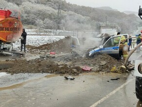 На Сахалине бензовоз смял полицейский автомобиль От удара Нива загорелась