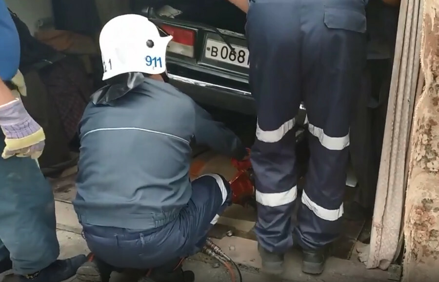 В Благовещенске пожилого мужчину придавило автомобилем видео