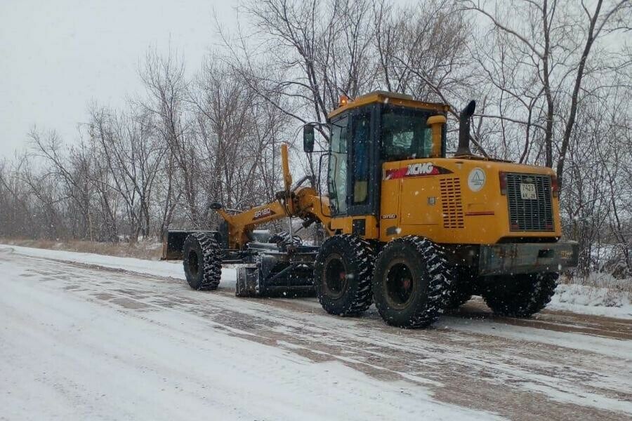 Дорожники расчищают от снега дороги Приамурья На региональных трассах работает более 130 единиц техники