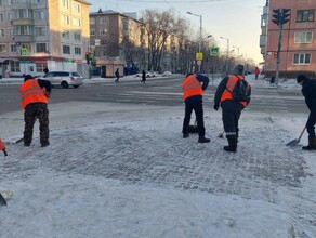 Благовещенск продолжают очищать от снега