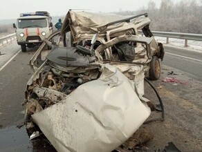 Погибшего водителя легковушки попавшей под КамАЗ в Свободненском районе помогали доставать спасатели