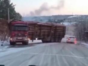 Большегруз с лесом перегородил дорогу на трассе Благовещенск  Свободный видео