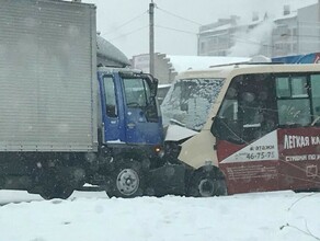 В Благовещенске произошло лобовое столкновение пассажирской маршрутки и грузовика фото