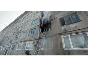 В Новобурейском во время пожара из дома эвакуировали 16 человек фото