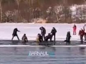 Толпа туристов провалилась под лед Это попало на видео