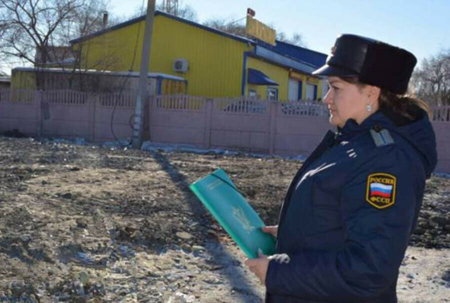 В Благовещенске снесли кафе и гараж на незаконно занятой земле