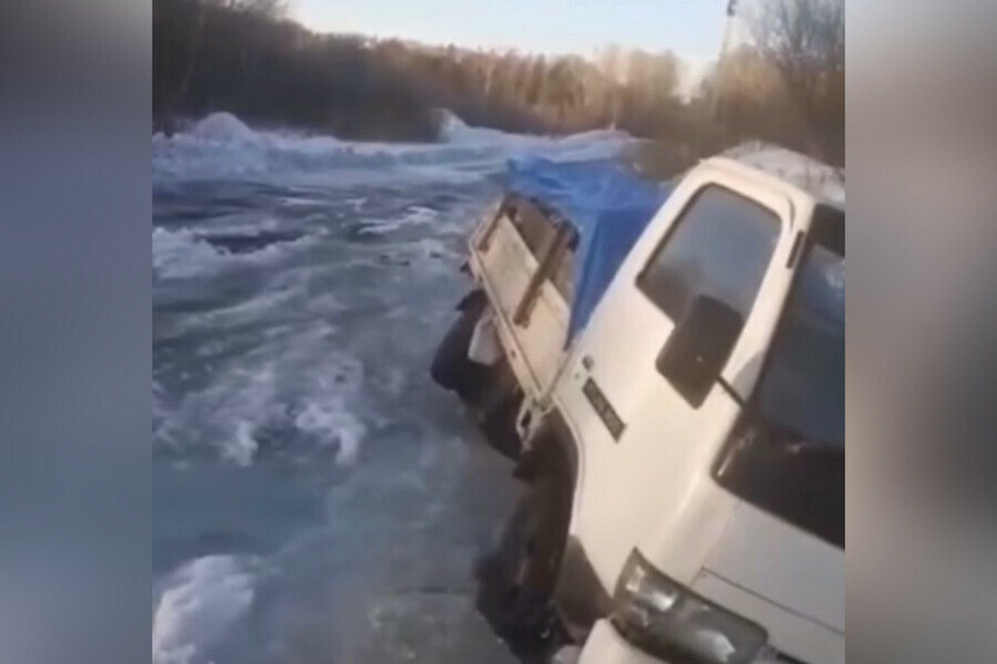 В амурском поселке люди боятся ездить по дороге которую сковал лед Одна машина провалилась видео